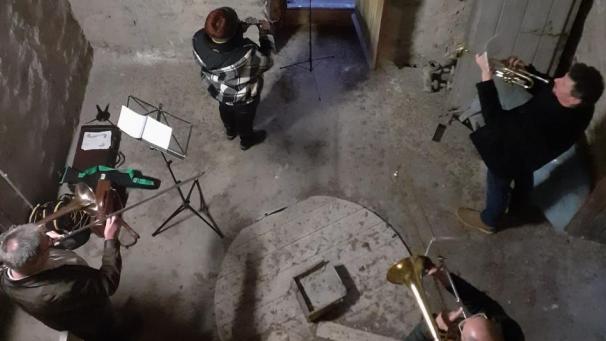 <p>Die Musiker des Harmonieorchesters Eupen sind am 6. Dezember in die Glockentürme gestiegen, um von dort aus Weihnachtsmusik zu spielen. An Heiligabend werden sie wieder musizieren.</p>