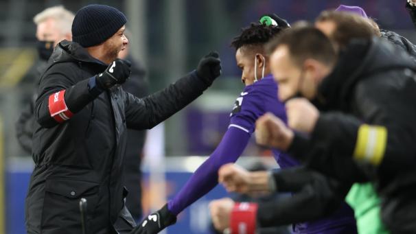 <p>Vincent Kompany feiert den Sieg seiner Mannschaft.</p>