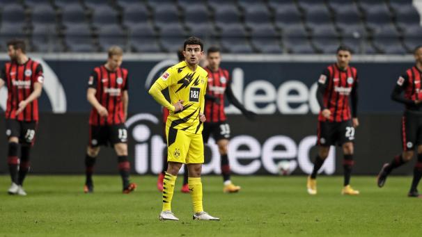 <p>Dortmunds Mateu Morey steht nach dem Frankfurter Führungstor zum 1:0 enttäuscht auf dem Rasen.</p>