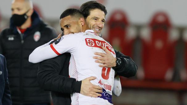 <p>Mouscrons Saad Agouzoul und Mouscrons Cheftrainer Jorge Simao feiern den Sieg.</p>