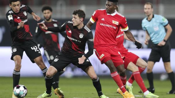 <p>Unions Taiwo Awoniyi (r-l) kämpft mit Bayerns Benjamin Pavard und Jamal Musiala um den Ball.</p>