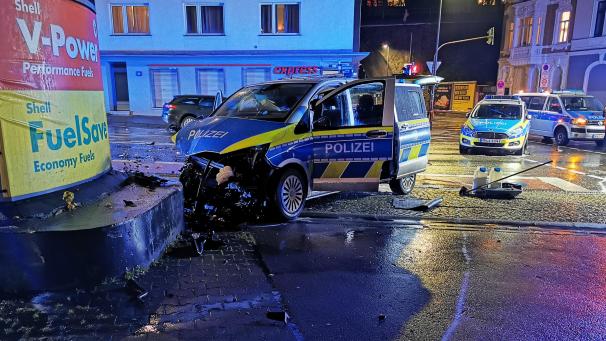 <p>An beiden Streifenwagen entstand Totalschaden.</p>