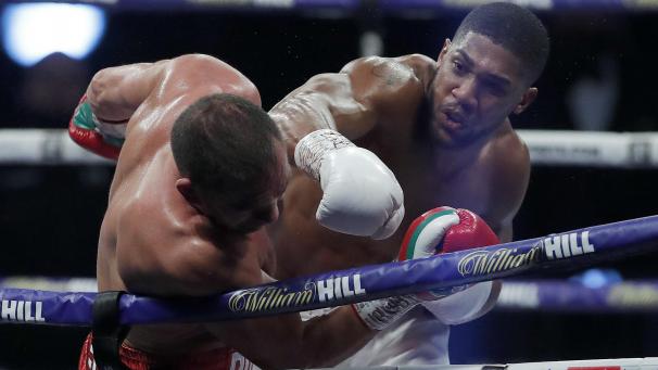 <p>Anthony Joshua versetzt Kubrat Pulew einen Schlag.</p>