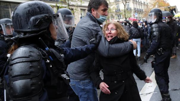 <p>Ein Bereitschaftspolizist stößt während einer Demonstration ein Paar weg. In Frankreich laufen Proteste gegen eine Gesetzesvorlage, die es Zeugen erschweren könnte, Polizisten zu filmen.</p>