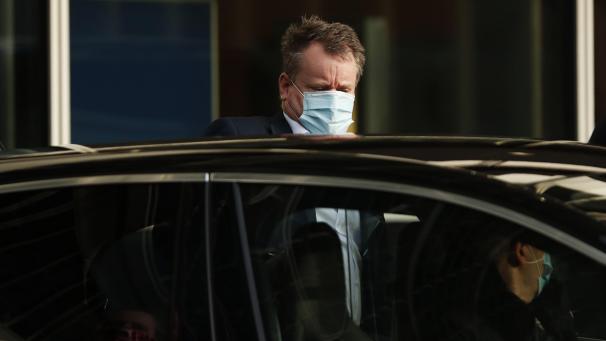 <p>David Frost, Großbritanniens Chef-Unterhändler für den Brexit, steigt nach einem Treffen mit EU-Chefunterhändler Barnier in ein Auto.</p>