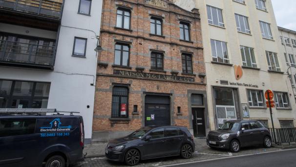 <p>Die Location der „Corona-Party“ in Laeken. In der Lagerhalle wurde eine Disco errichtet, inklusive Beschallungsanlage.</p>