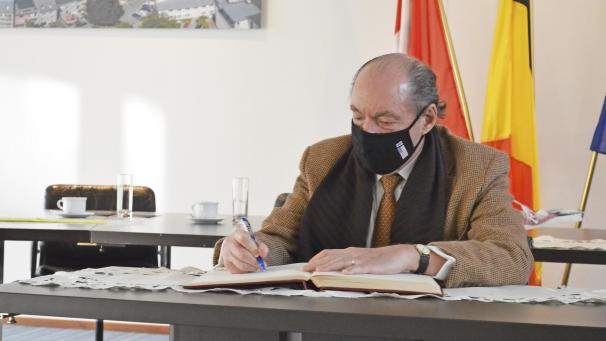 <p>Ronald Gidwitz trug sich in das Goldene Buch der Stadt St.Vith ein.</p>