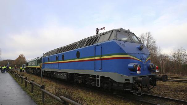 <p>Nach sieben Jahren auf dem Raerener Bahnhof hat sich die alte Diesellok der Baureihe 55 am Samstag in eine neue Zukunft aufgemacht.</p>