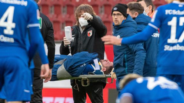 <p>Mark Uth verließ das Spielfeld auf einer Bahre.</p>