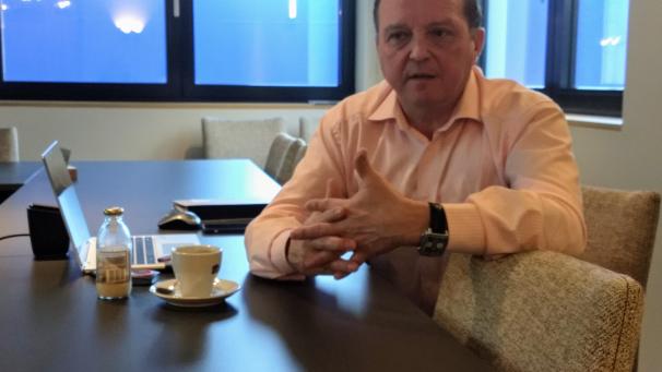 <p>Georg von Schwartzenberg vom Eupener Unternehmen Filter Service unterstreicht, dass ausschließlich Desinfektionsmittel, die einen hohen Alkoholgehalt aufweisen, wirksam im Kampf gegen Viren und Keime sind.</p>