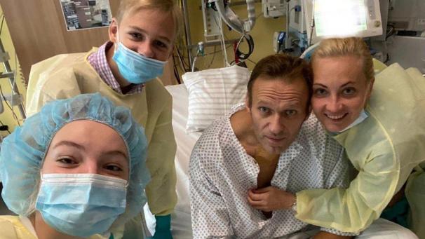 <p>Daria Nawalny, ihr Bruder Zahar, ihr Vater, der russische Kremlkritiker Alexej Nawalny und seine Frau Julia (v.l.n.r.) haben Ende September dieses Selfie am Krankenbett in der Charite gemacht.</p>