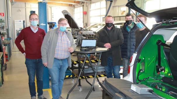 <p>Große Freude herrschte bei den Verantwortlichen des ZAWM über den überlassenen Tester. Das Bild zeigt von links: Schulleiter Thomas Pankert, Leiter Kfz-Abteilung Gino Decoster, Service Manager Mercedes-Benz Belgien Guy Janssens, Geschäftsführer CAR Avenue Eupen Pierre Corman sowie den Koordinator der Kfz-Abteilung Serge Heinen.</p>