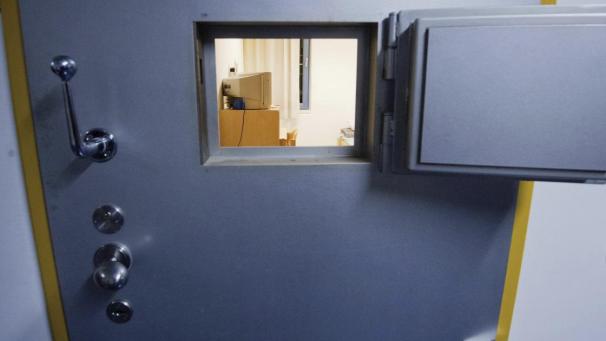 <p>Ein Angeklagter wollte seine Haftstrafe verlängern, da er nach eigenem Dafürhalten nicht imstande sei, eine Arbeitsstrafe zu verrichten. Unter Auflagen darf er aber nun die Zelle verlassen.</p>