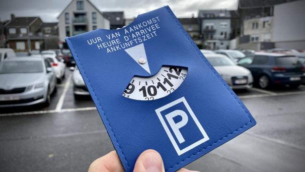 <p>Die blaue Parkscheibe muss künftig eingesetzt werden, um die kostenlose Parkdauer von maximal 60 Minuten auf den C-Parkplätzen zu dokumentieren. Foto: GrenzEcho-Archiv</p>