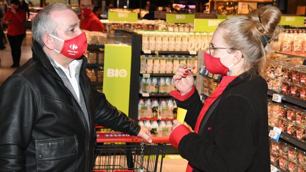 <p>Für Betreiber Ralph Schaus (links) sowie das gesamte Personal ist der Tag der Eröffnung etwas Besonderes.</p>