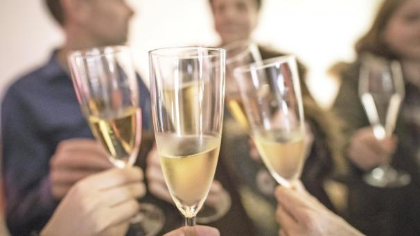 <p>Prost: Angestoßen werden darf derzeit nur in kleiner Runde. In der Eifel wird die Polizei zum Jahresende kontrollieren, ob diese Regel auch in den großen Ferienunterkünften befolgt wird.</p>