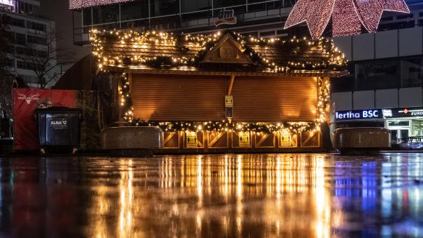 <p>Eine geschlossene, weihnachtlich geschmückte Bude steht auf dem Breitscheidplatz in Berlin. In ganz Deutschland hat der harte Lockdown begonnen, um die Ausbreitung des Coronavirus zu bremsen. Von heute an gelten vorerst bis zum 10. Januar entsprechende Verordnungen in den Bundesländern.</p>