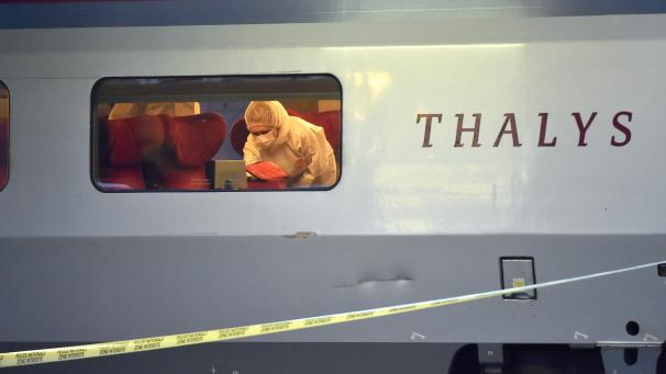<p>Polizeibeamte sichern auf der Bahnstation Arras Spuren nach dem Anschlag im Thalys. Ein Islamist war in Brüssel in den Thalys-Schnellzug nach Paris gestiegen, hatte mit einem Sturmgewehr das Feuer eröffnet und zwei Menschen schwer verletzt.</p>