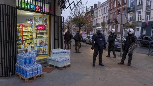 <p>Polizisten patroullieren in Anderlecht, nachdem es dort zu Protesten gekommen ist.</p>