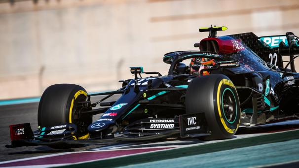 <p>Stoffel Vandoorne unterwegs im Formel-1-Silberpfeil</p>