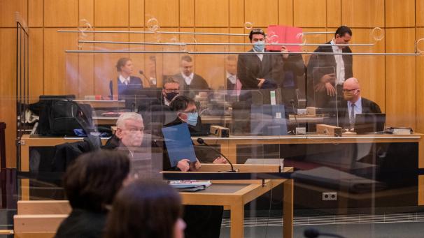 <p>Die Angeklagten, darunter der 27-Jährige Hauptangeklagte (vorne rechts) sitzen in einem Gerichtssaal des Landgerichts. Mit dem Prozess gegen den 27-Jährigen Hauptangeklagten, seine Mutter, sowie drei Männer aus Hannover, Staufenberg in Hessen und Schorfheide in Brandenburg startete der große Prozess im Missbrauchsfall Münster.</p>