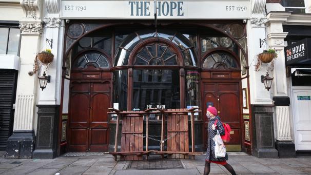 <p>Die beliebte Pub „The Hope“ ist geschlossen. Wegen drastisch steigender Fallzahlen wurde London in die höchste Corona-Warnstufe eingestuft. Restaurants und Pubs, Kinos und Theater sind geschlossen, außerdem gelten strengere Kontaktbeschränkungen - so darf man sich etwa nicht mehr in Innenräumen treffen.</p>