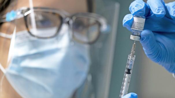 <p>Sollte die Europäische Arzneimittelbehörde den Impfstoff von Pfizer am 21. Dezember zulassen, wird Belgien vor Weihnachten wahrscheinlich über eine kleine Anzahl von Dosen verfügen.</p>