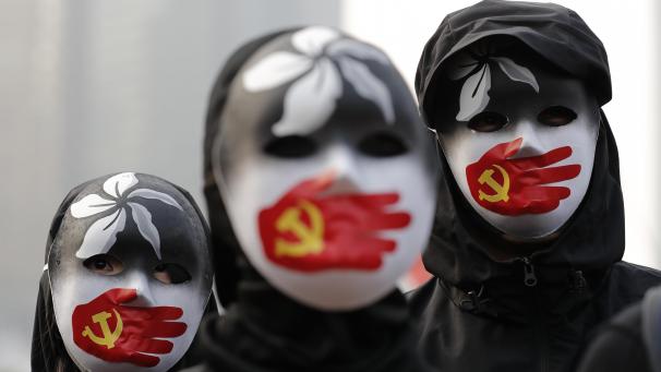 <p>Pro-demokratische Demonstranten in Honkong tragen Masken, auf denen eine rote Hand mit chinesischer Flagge abgebildet ist, die den Mund zuhält. Sie protestieren gegen den Umgang Chinas mit der muslimischen Minderheit der Uiguren und den zunehmenden Einfluss der autoritären kommunistischen Führung China.</p>