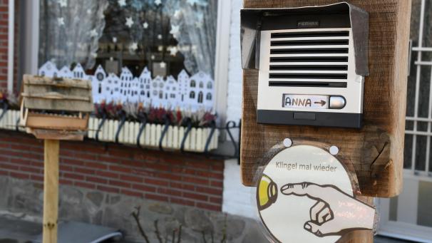 <p>Anna Marx bereitet es große Freude, sich mit Passanten und Bekannten via Sprechanlage zu unterhalten.</p>