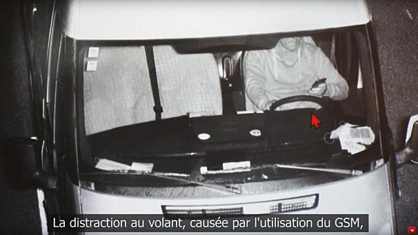 <p>Erwischt: Kamera-Aufnahme eines Autofahrers, der am Steuer sein Handy benutzt.</p>