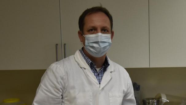 <p>Dr. Marc Franckh in seiner Praxis</p>