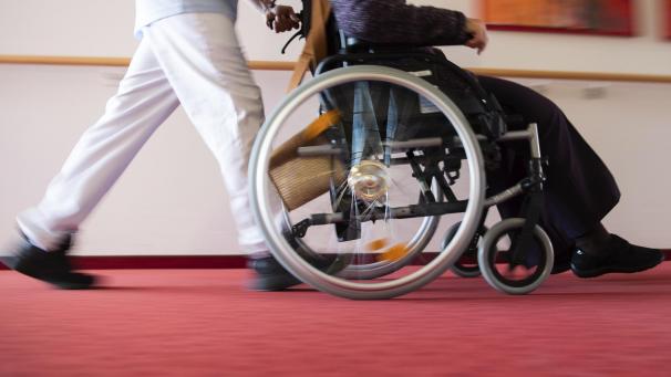 <p>Die Bedingungen für die Pflegeberufe sollen sich verbessern. Das ist Teil der Empfehlungen des Bürgerdialogs. Illustration: dpa</p>