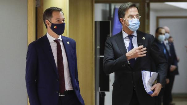 <p>Rufen gemeinsam mit Armin Laschet (nicht auf dem Foto) dazu auf, unnötige Grenzübertritte zu vermeiden: Alexander De Croo und Mark Rutte (v.l.n.r.).</p>