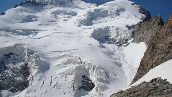 <p>Der Roche Faurio liegt vor der mächtigen Nordwand der Barre des Écrins und überragt den Glacier Blanc.</p>