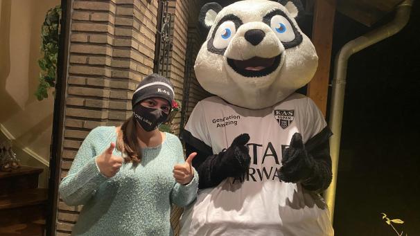 <p>Eupi, das Maskottchen der AS Eupen, liefert die Geschenkpakete höchstpersönlich aus.</p>