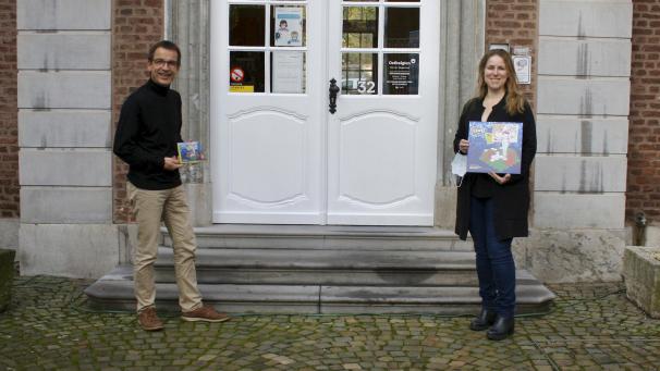 <p>Künstler Paul Pankert und Ministerin Isabelle Weykmans halten das neue Werk in Händen.</p>