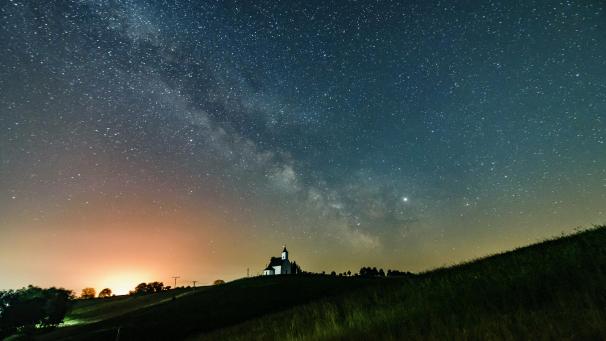 <p>Die Milchstraßengalaxie und der Jupiter (rechts, heller Punkt), fotografiert in der Nähe von Gemersky Jablonec in der Südslowakei.</p>