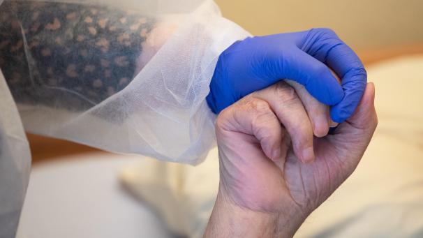 <p>In den belgischen Alten- und Pflegeheimen sind inzwischen mehr als 10.000 Menschen an oder mit Corona gestorben.</p>