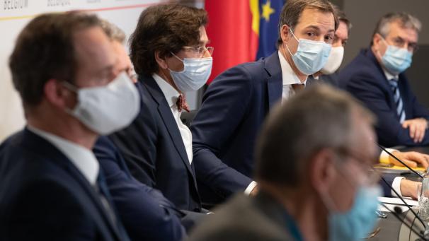 <p>Premier Alexander De Croo (4.v.l.) stellte gemeinsam mit den Ministerpräsidenten (vorne links: Oliver Paasch) und Gesundheitsminister Frank Vandenbroucke (vorne r.) die Beschlüsse des Konzertierungsausschusses vor.</p>