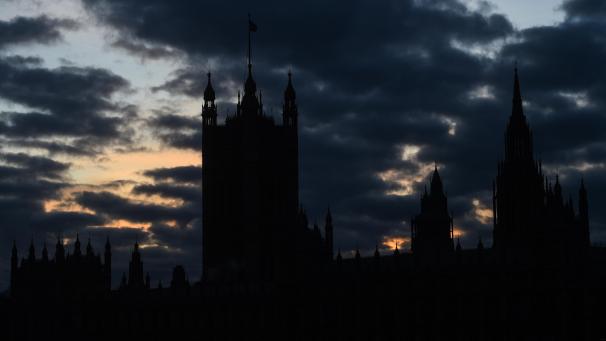 <p>Dunkle Wolken über dem britischen Parlament - die Zeit für ein Abkommen mit der EU drängt. Ansonsten könnte es zu schweren Verzögerungen im Warenverkehr, besonders am Ärmelkanal kommen.</p>