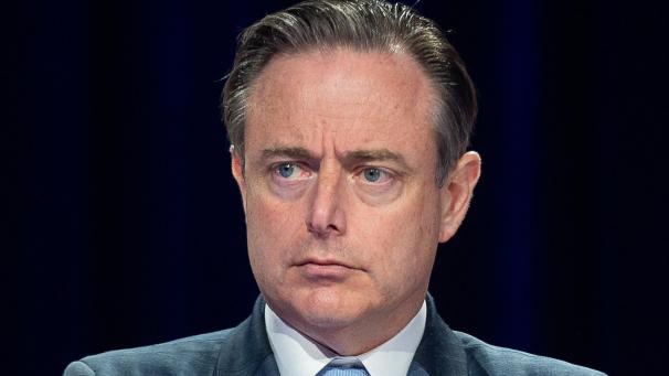 <p>Bart De Wever macht lieber die Tür mit einem Lächeln zu, als mit dem Vlaams Belang zusammenzuarbeiten.</p>