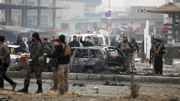 <p>Afghanisches Sicherheitspersonal inspiziert den Ort eines mutmaßlichen Bombenanschlags in der afghanischen Hauptstadt Kabul.</p>