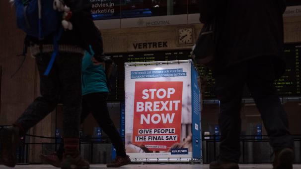 <p>Ein Banner der Anti-Brexit-Kampagne im Brüsseler Zentralbahnhof. Unter Hochdruck verhandeln Großbritannien und die EU weiter über einen Brexit-Handelspakt.</p>