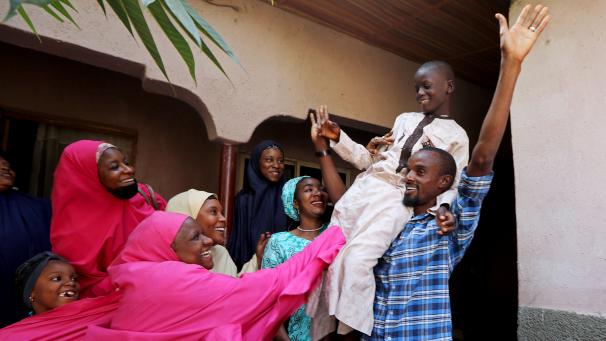 <p>Die Freude ist groß, nachdem Muhammed Bello, eines der entführten Kinder, seiner Familie übergeben wurde.</p>