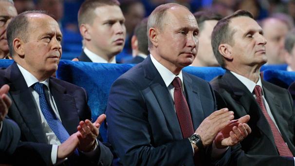 <p>Alexander Bortnikow (l-r), Leiter des russischen Inlandsgeheimdienstes FSB, Wladimir Putin, Präsident von Russland, und Sergei Naryschkin, Leiter des russichen Auslandsgeheimdienstes SWR, nehmen an einem Treffen mit Geheimdienstoffizieren teil.</p>