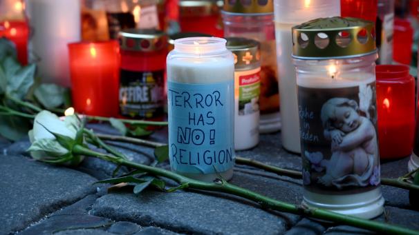 <p>Kerzen und Blumen wurden an einem der Tatorte vor der Ruprechtskirche in Wien niedergelegt.</p>