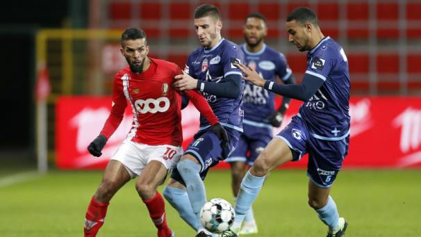 <p>Auch Mehdi Carcela (l.) konnte Standards Niederlage nicht verhindern.</p>