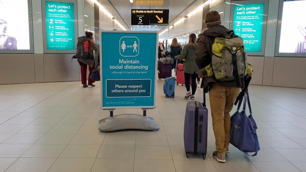 <p>Passagiere gehen durch den Flughafen Gatwick. Wegen der in Großbritannien entdeckten neuen Variante des Coronavirus werden Flüge von dort in andere EU-Staaten weitgehend gestoppt.</p>