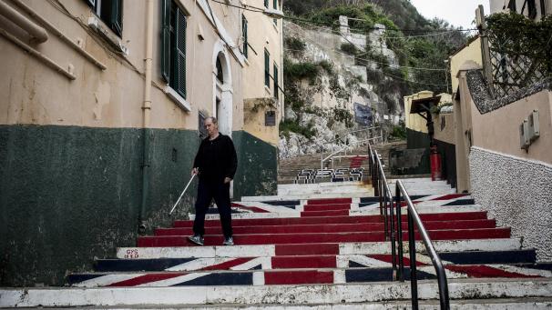 <p>Ein Mann geht eine Treppe in der britischen Exklave Gibraltar hinunter, auf der ein Union Jack gemalt wurde.</p>