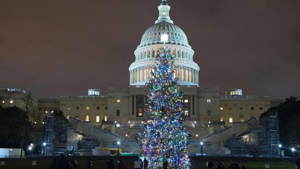 <p>Die Demokraten und Republikaner im US-Kongress haben sich nach monatelangem Streit auf ein weiteres Konjunkturpaket verständigt, um die Auswirkungen der Corona-Pandemie abzufedern.</p>